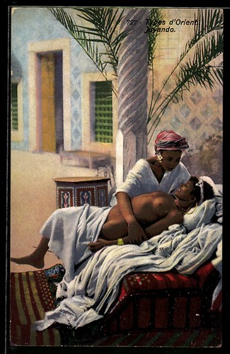 Donna nuda araba abbracciata - nuda,