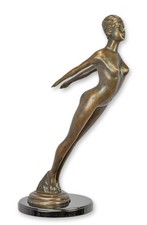Una scultura in bronzo